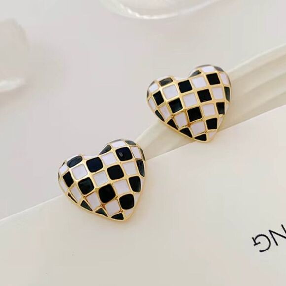 Black and White Enameled Checkered Heart Stud Earrings - Picture 6 of 11